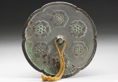 图片[2]-Lobed bronze mirror decorated with stylized flowers, middle Tang dynasty, 8th-9th century-China Archive